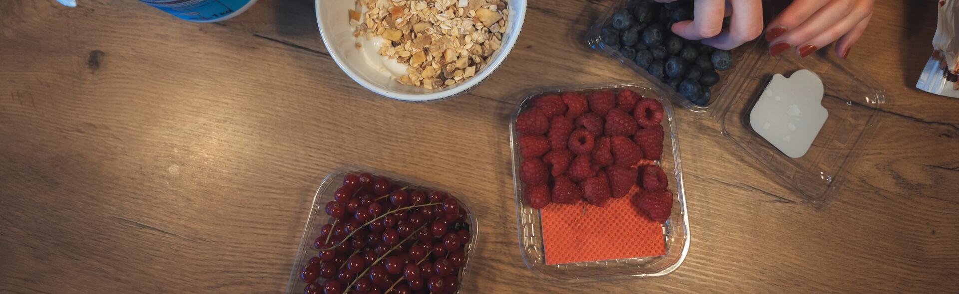 Granola, framboises et myrtilles pour le petit-déjeuner