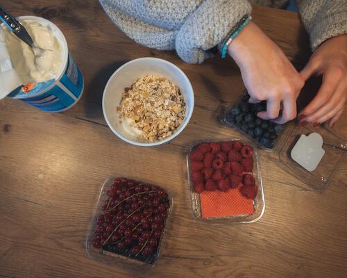 Granola, framboises et myrtilles pour le petit-déjeuner