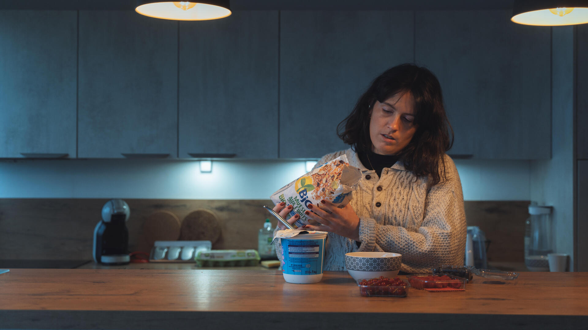 Jeune femme se préparant un encas protéiné