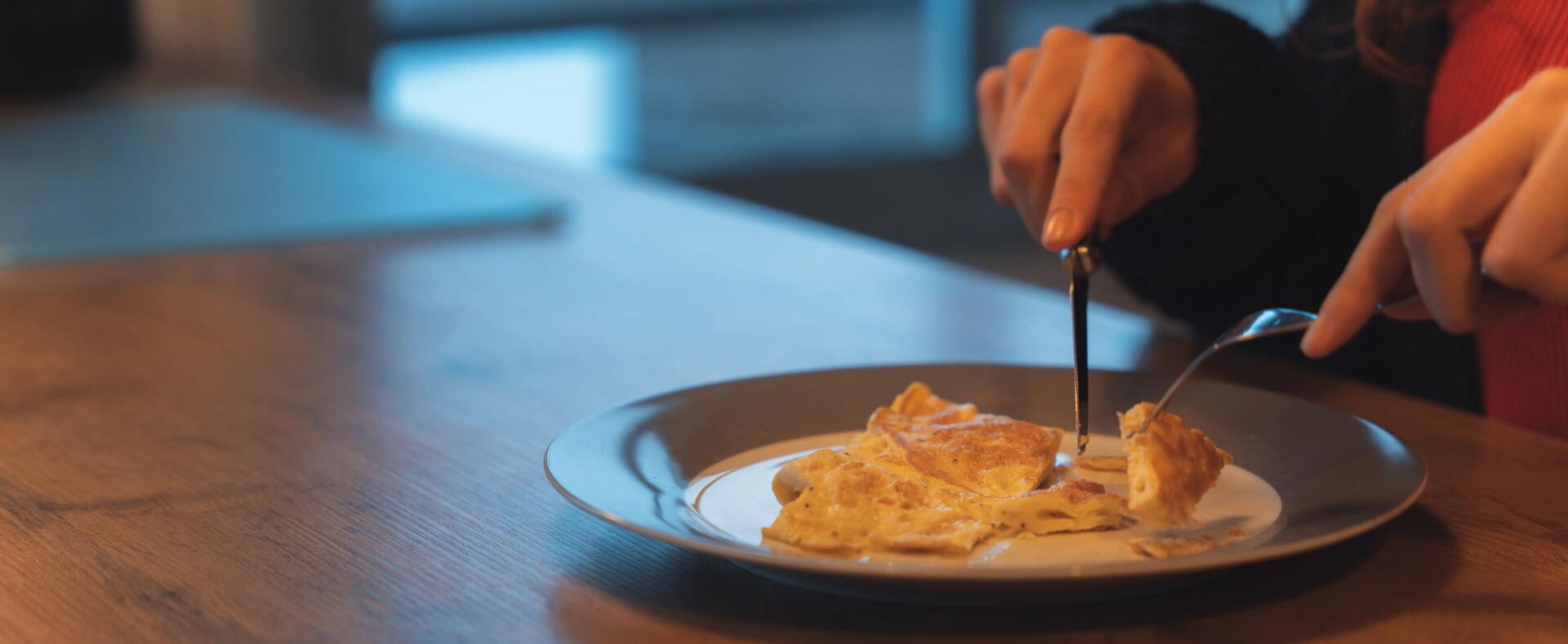 Protéines : assiette contenant des oeufs, en omelette