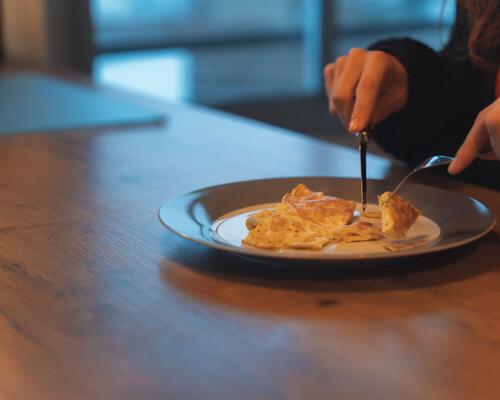 Protéines : assiette contenant des oeufs, en omelette