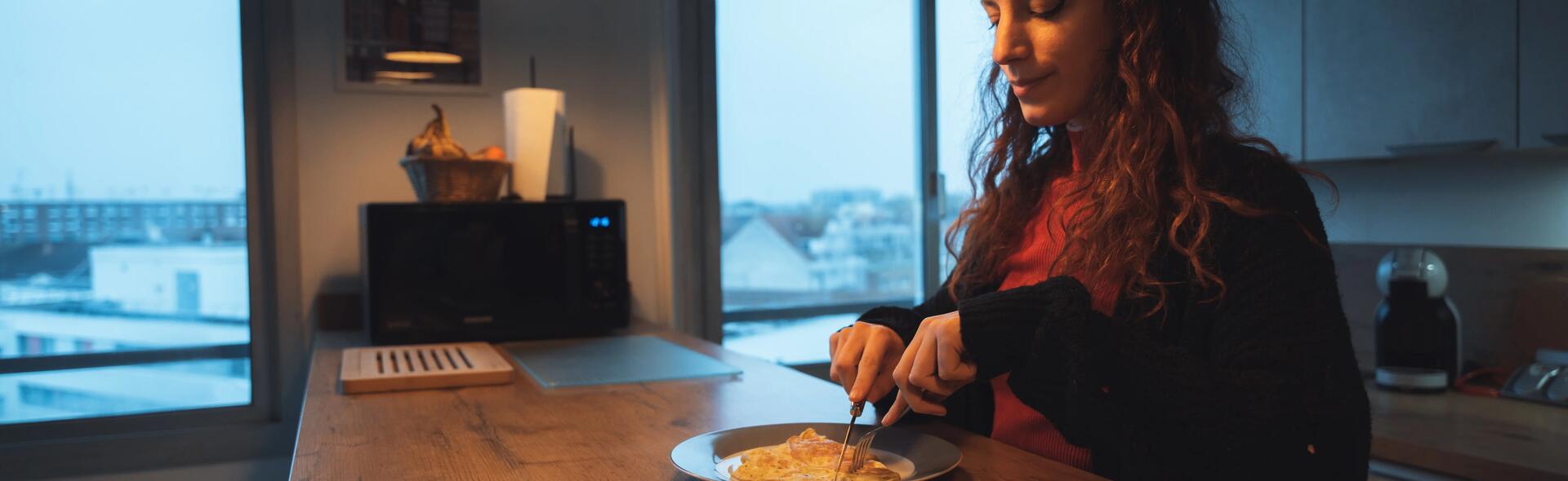 Jeune femme mangeant une omelette