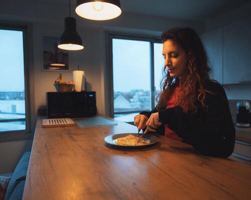 Jeune femme mangeant une omelette