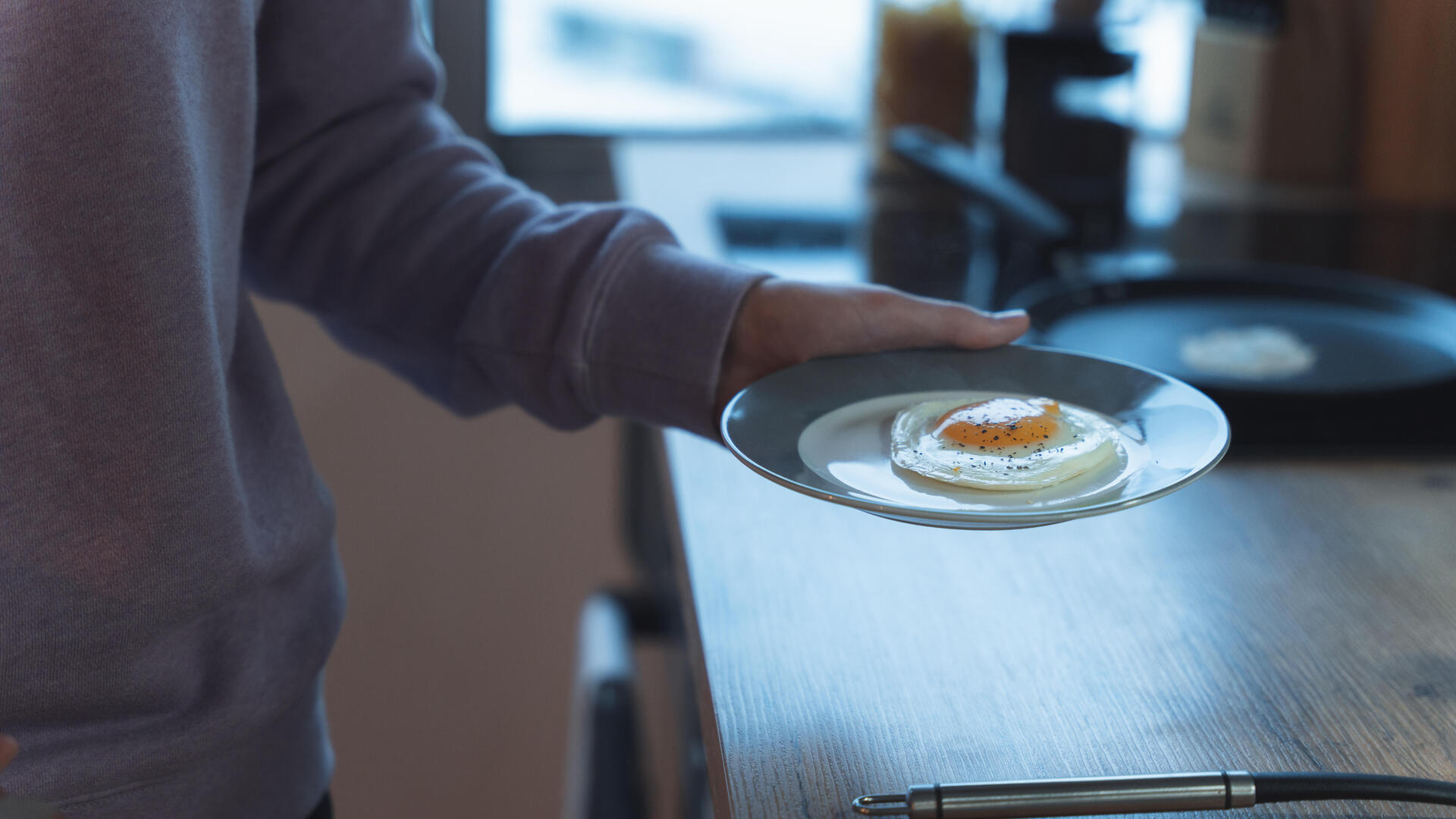 Petit-déjeuner protéiné : oeuf au plat, sur une assiette