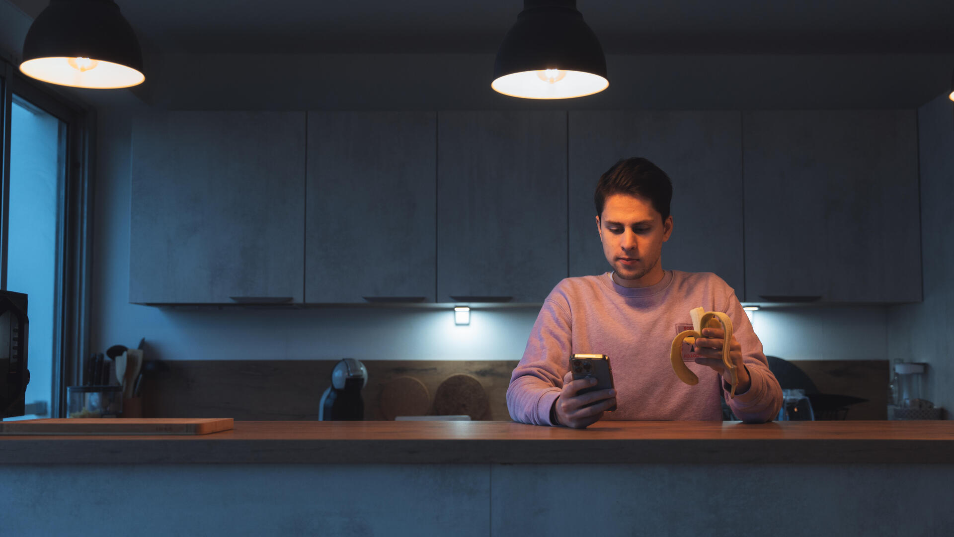 Jeune homme consultant son téléphone