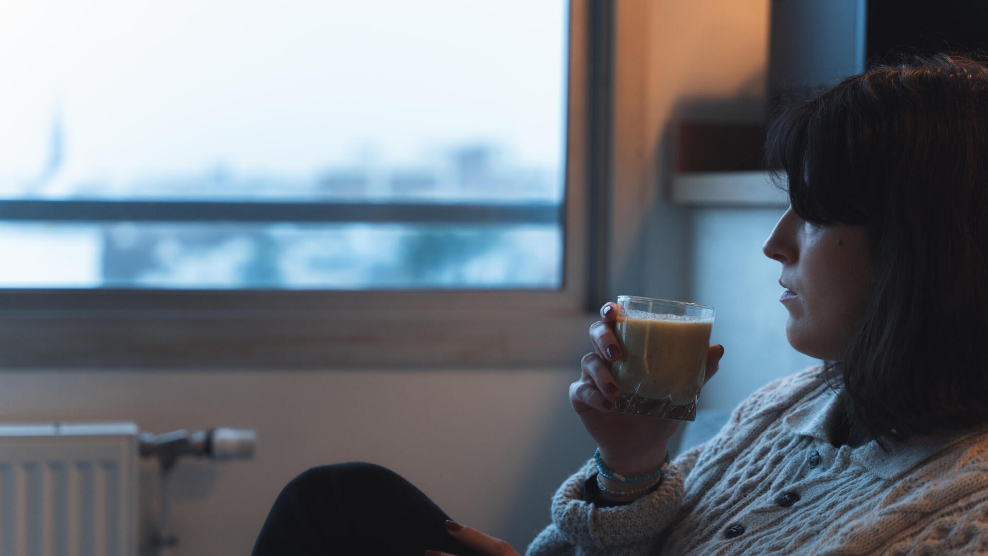 Jeune femme buvant un smoothie