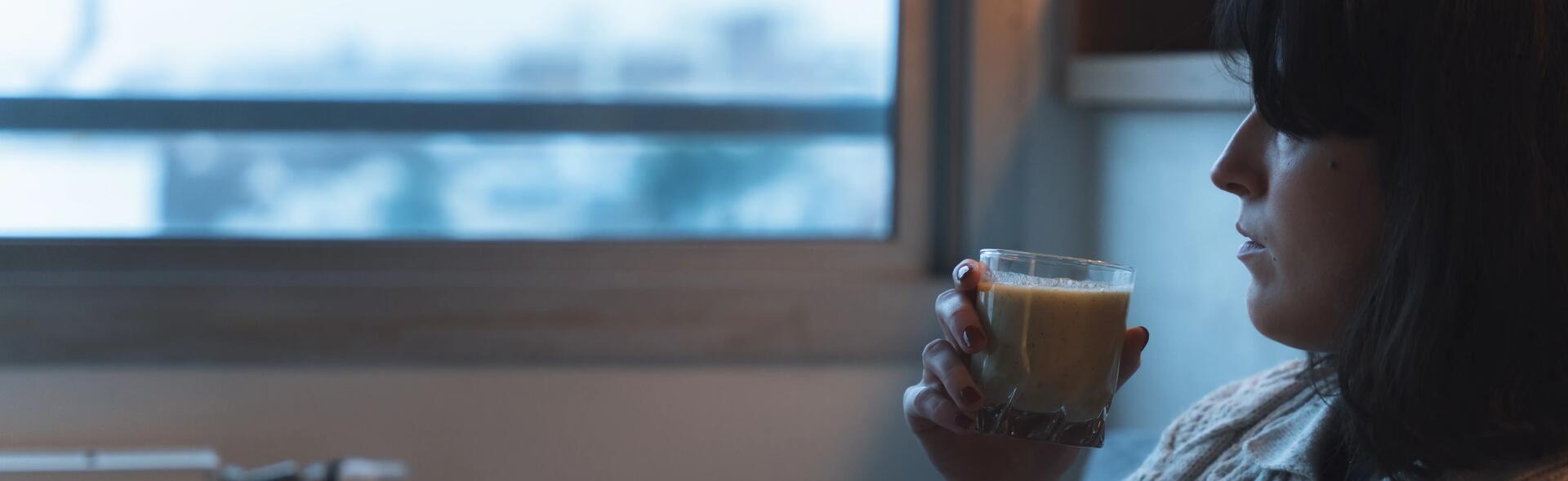 Femme buvant une boisson protéinée