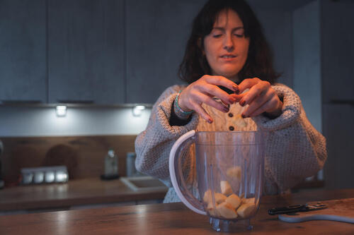 femme qui se fait à manger