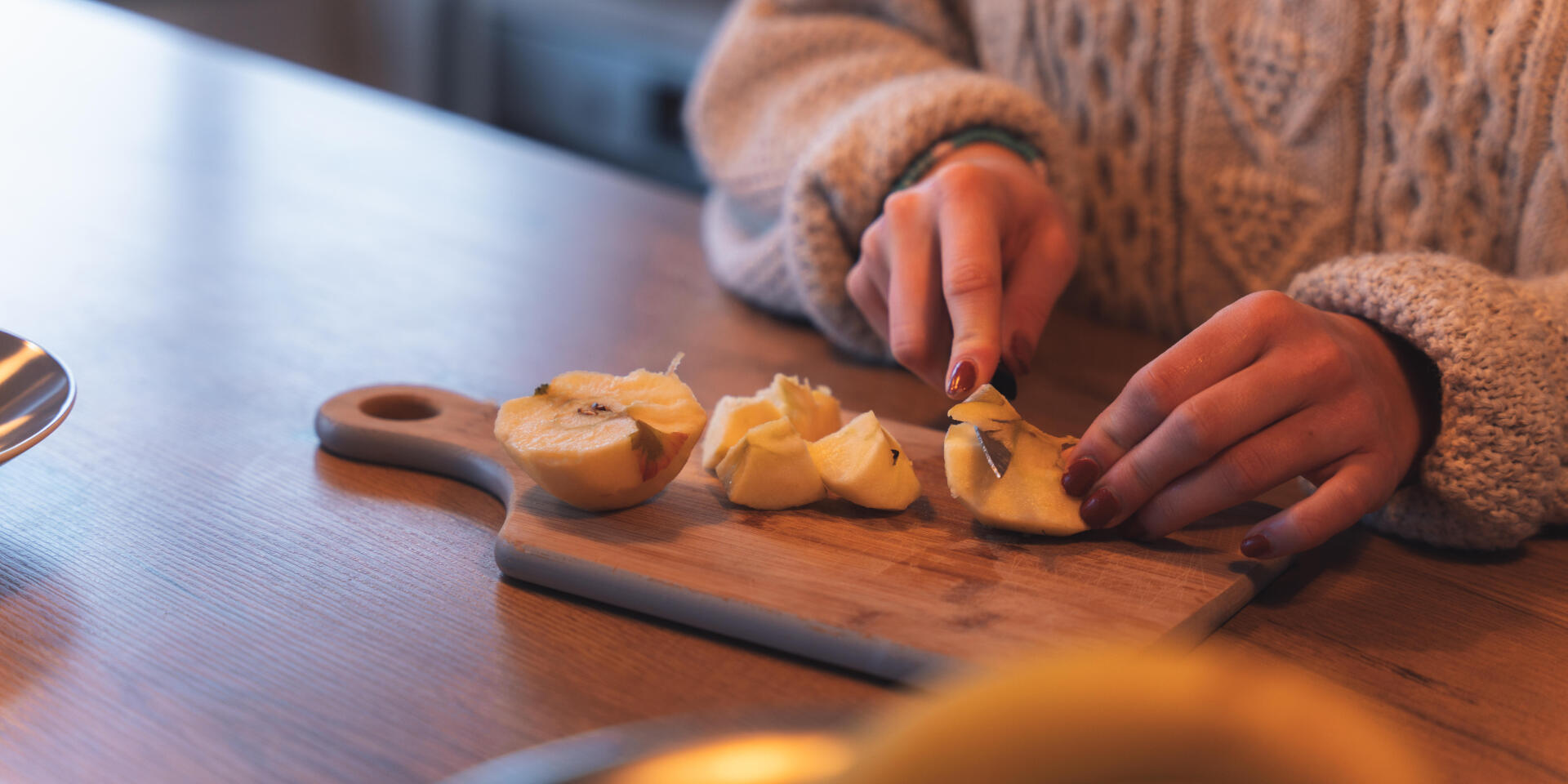 Femme coupant une pomme