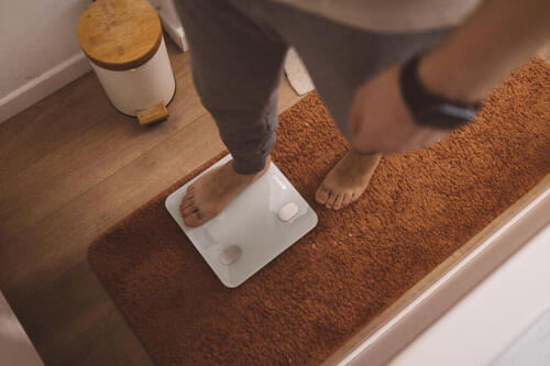 personne qui se pèse