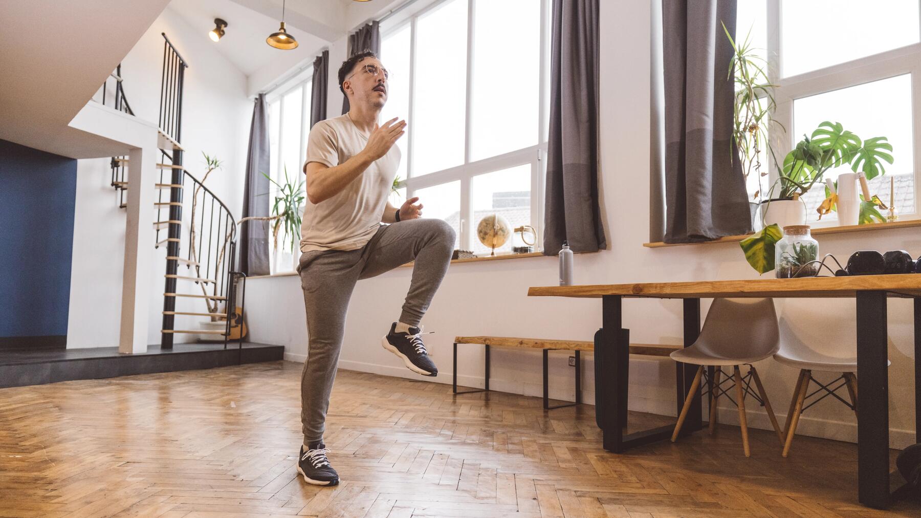 hombre haciendo ejercicio en casa