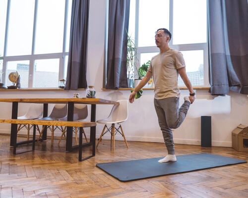 Étirer les quadriceps : nos exercices