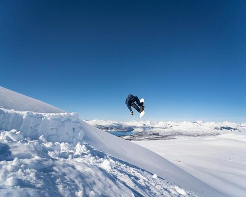 Man snowboarding 