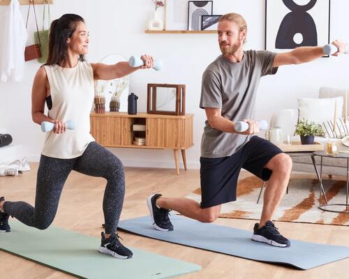 entrainement d'un couple dans son salon
