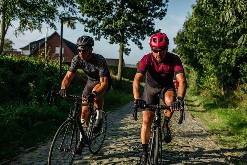 cyclistes sur les pavés