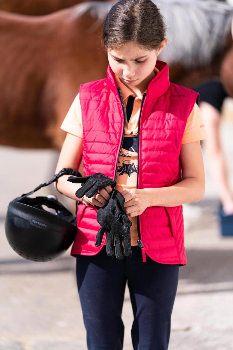 Dívka v jezdeckém oblečení