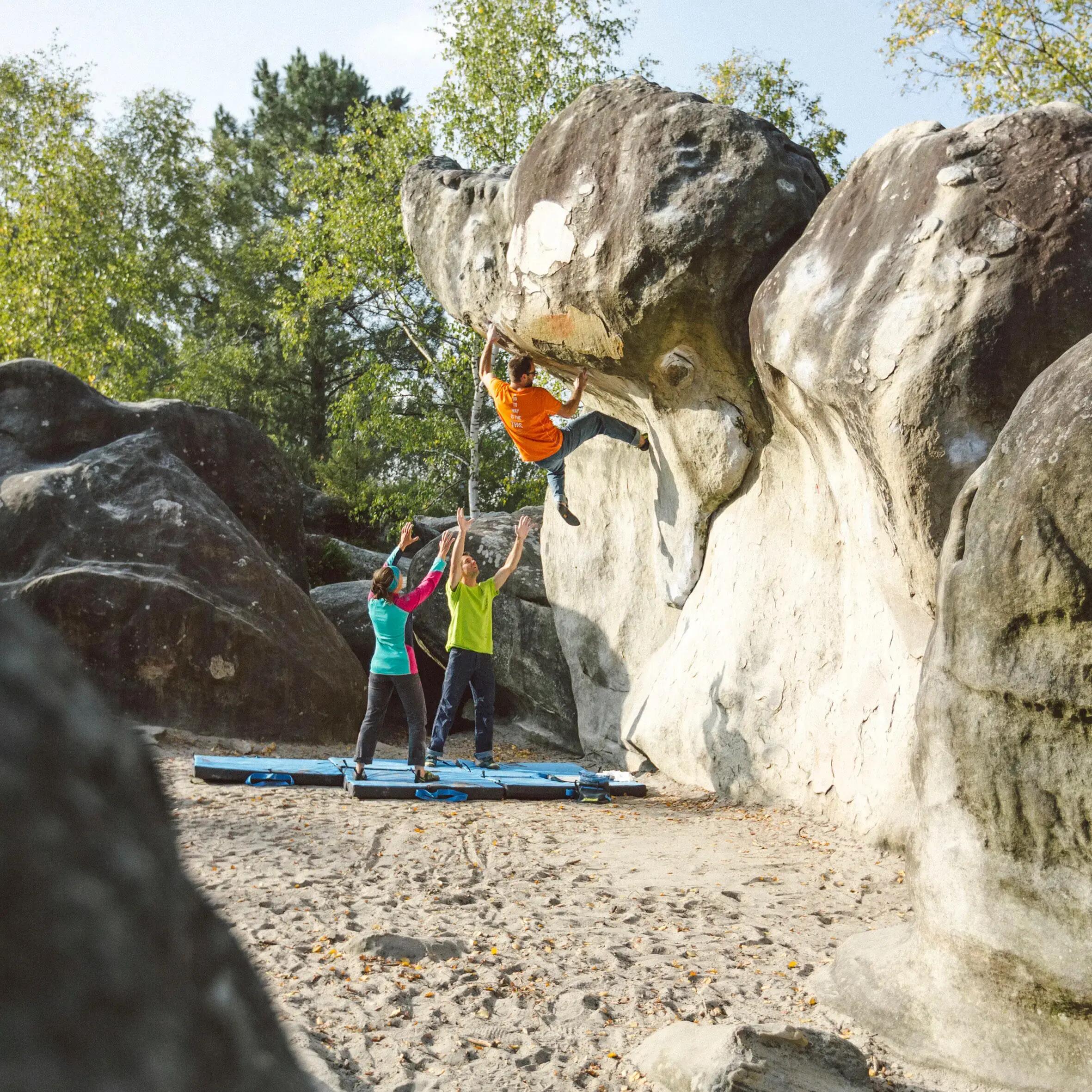 SKUPINA PROVOZUJÍCÍ BOULDERING