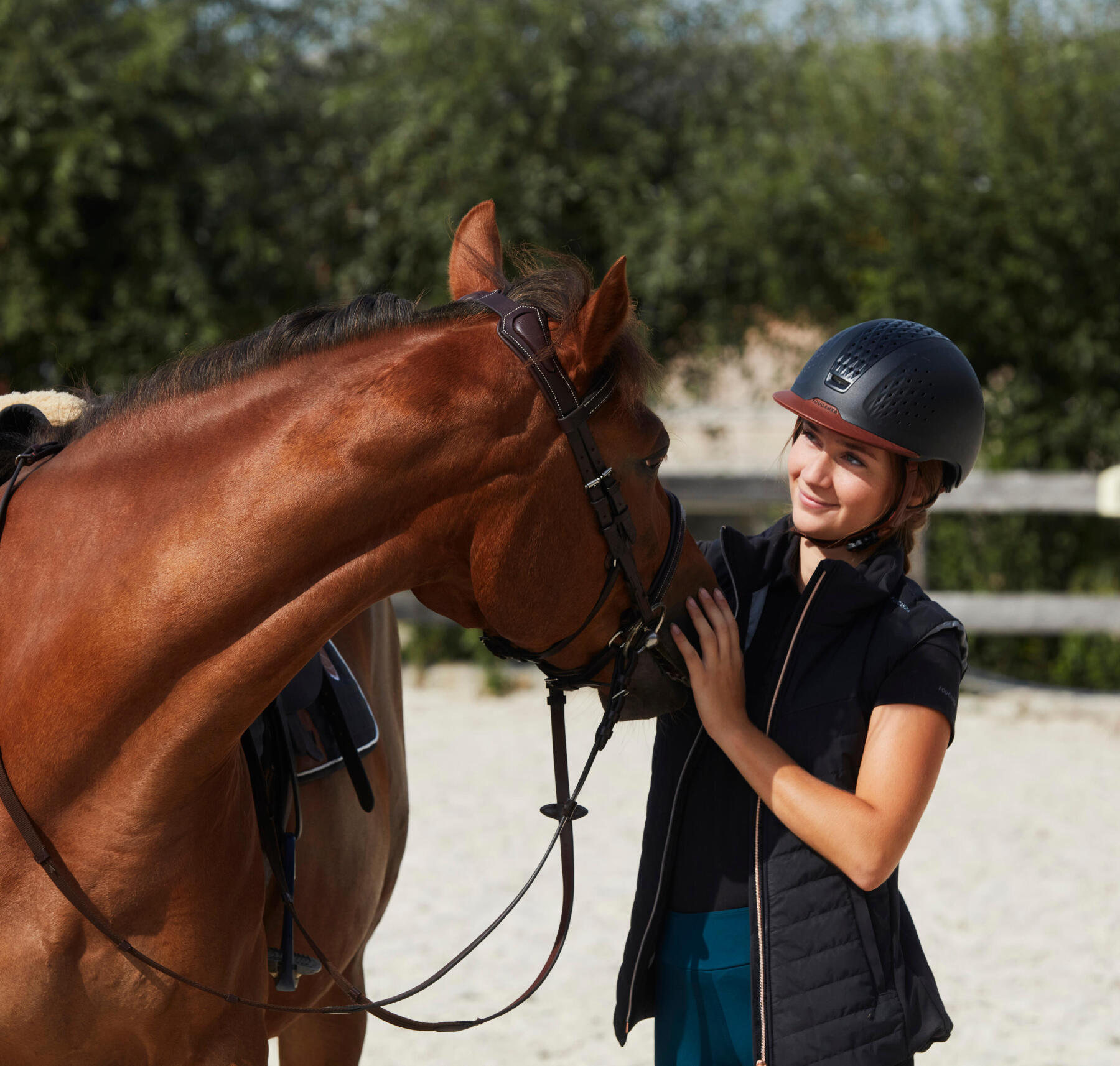 Portait duo d'une cavalière et son cheval