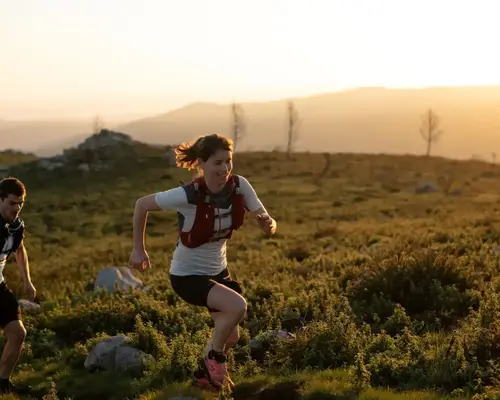 Para trenująca bieganie po górach do utmb