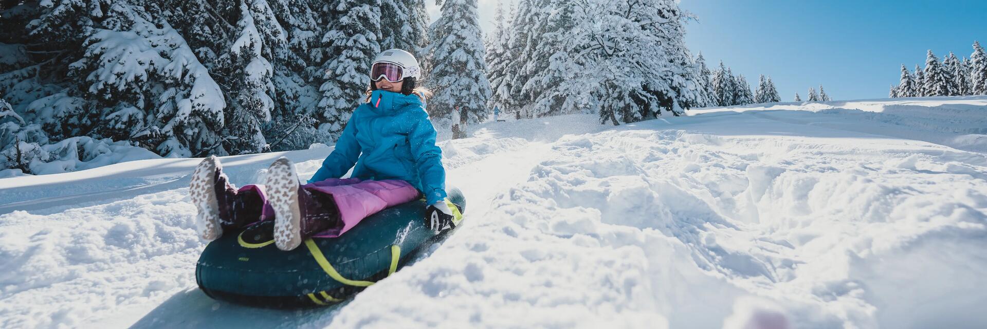 Kind op slee in de sneeuw