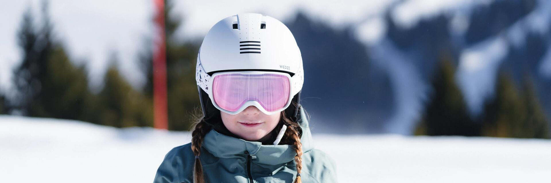 niña esquiando con casco