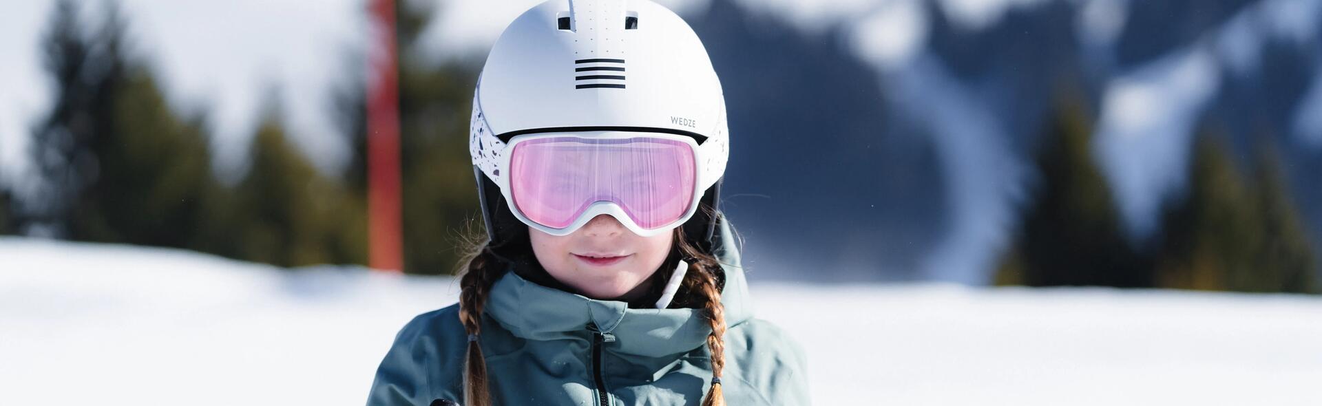 criança no ski com capacete