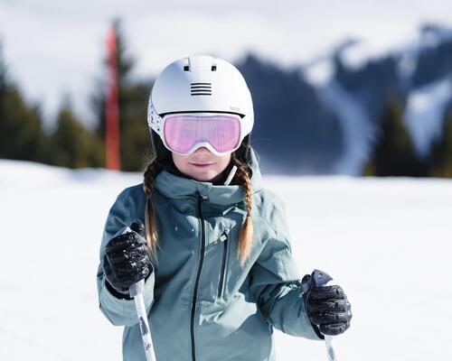 criança no ski com capacete