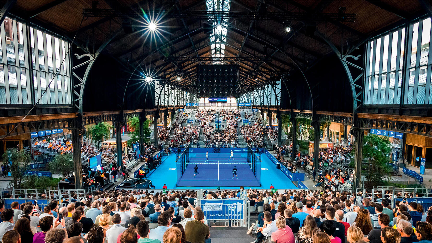 Zuschauer beobachten ein Padel-Doppel-Match während eines Turniers