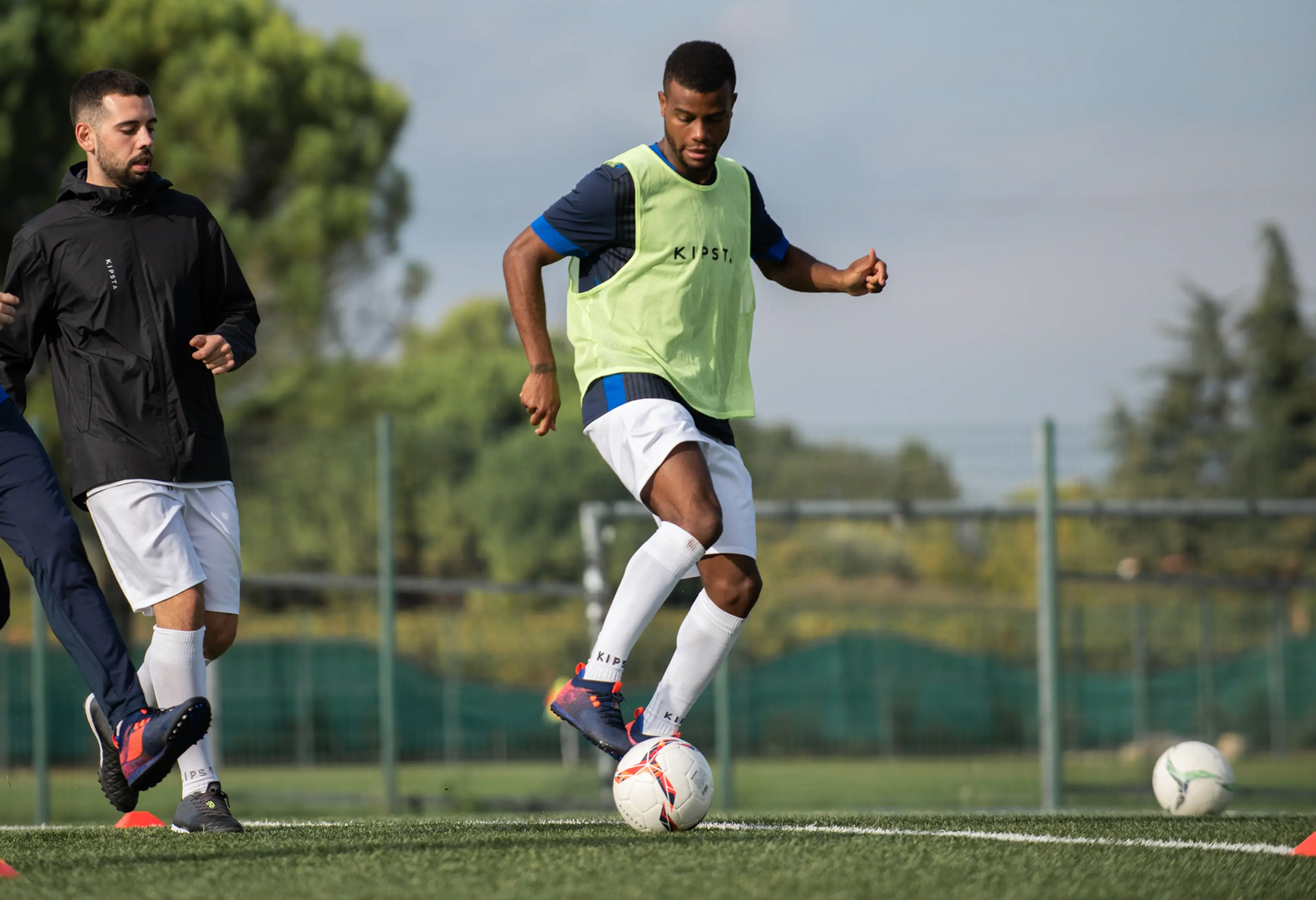 homens a treinar futebol