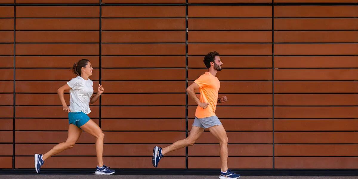 kobieta i mężczyzna biegnący w krótkich spodenkach do biegania i butach biegowych