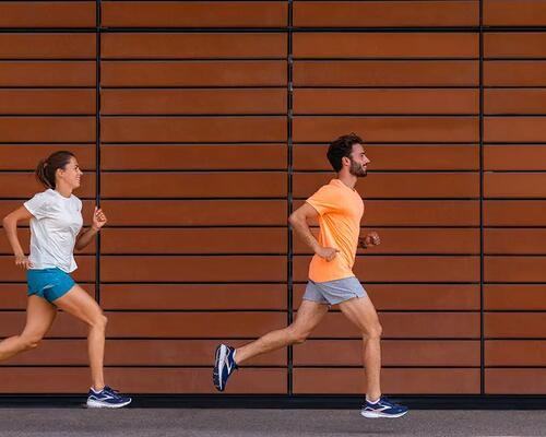 kobieta i mężczyzna biegnący w odzieży do biegania