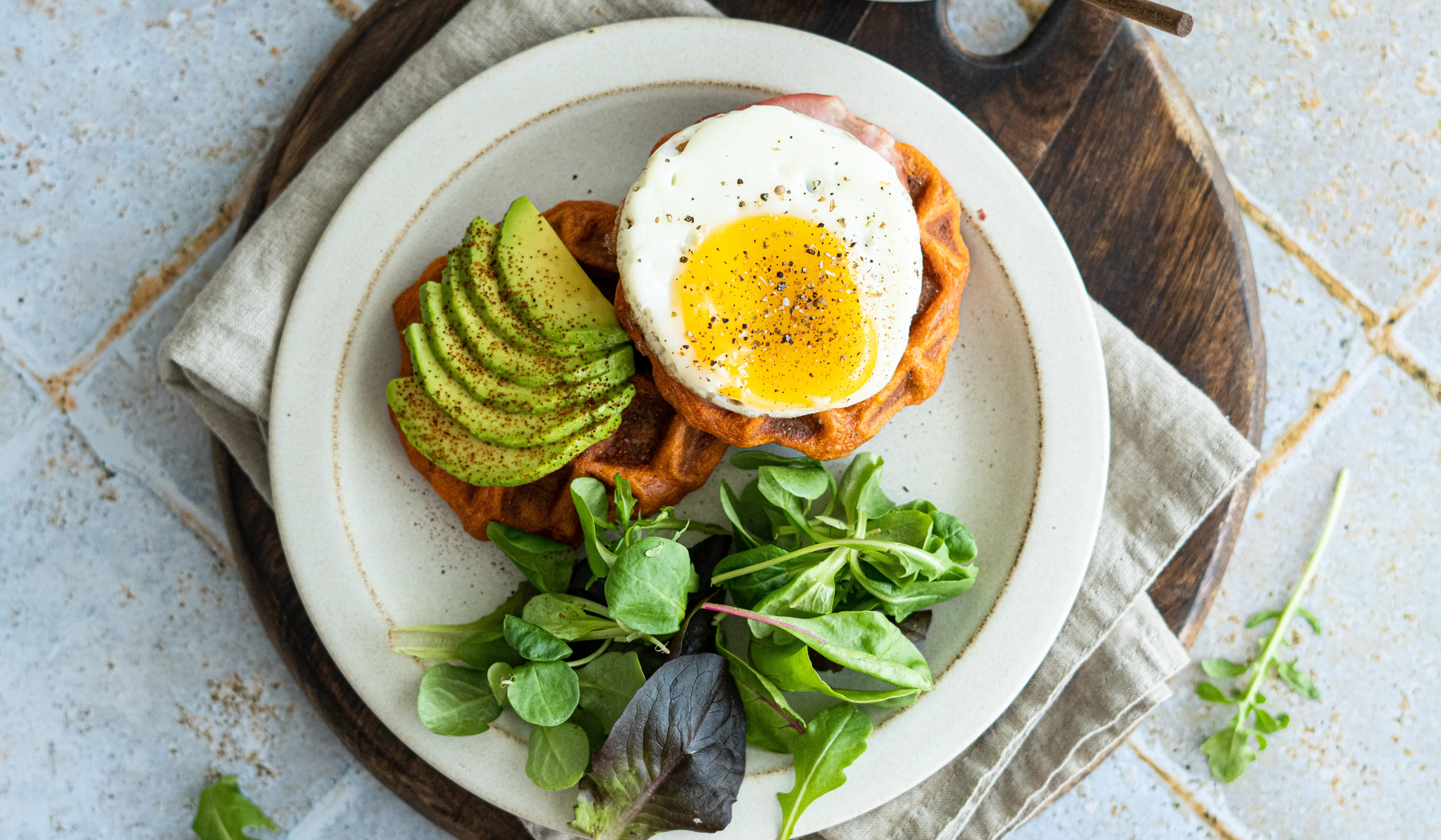 Assiette contenant une gaufre salée pour le petit-déjeuner