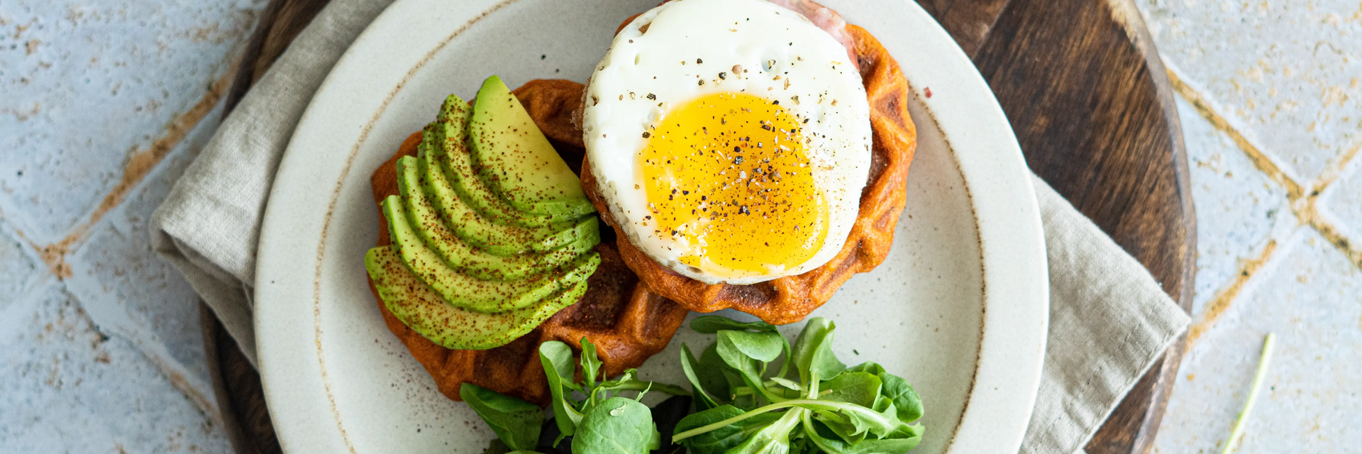 Combien de calories par jour : assiette composée d'avocat et d'oeuf au plat