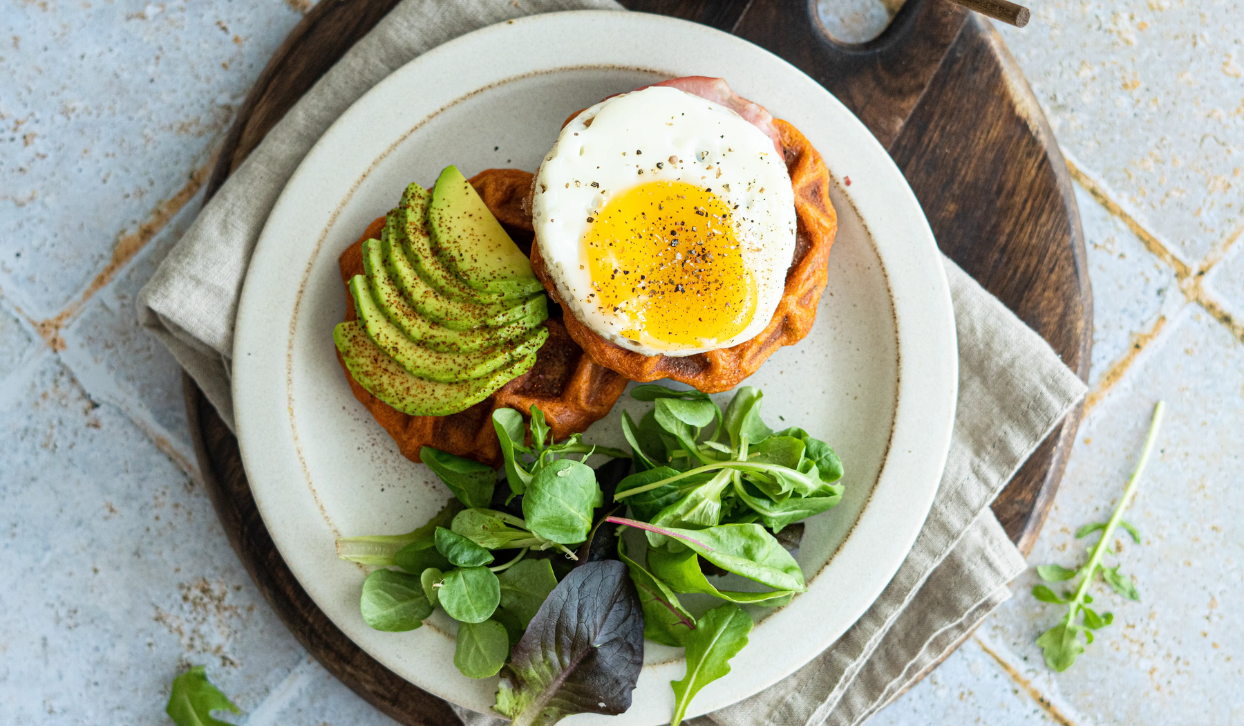 Assiette contenant une gaufre salée pour le petit-déjeuner