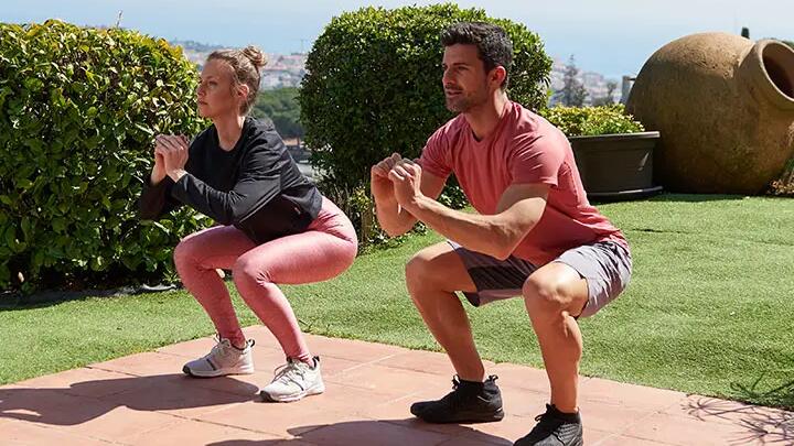 Squats sind sehr effektiv als Teil des HIIT Zuhause