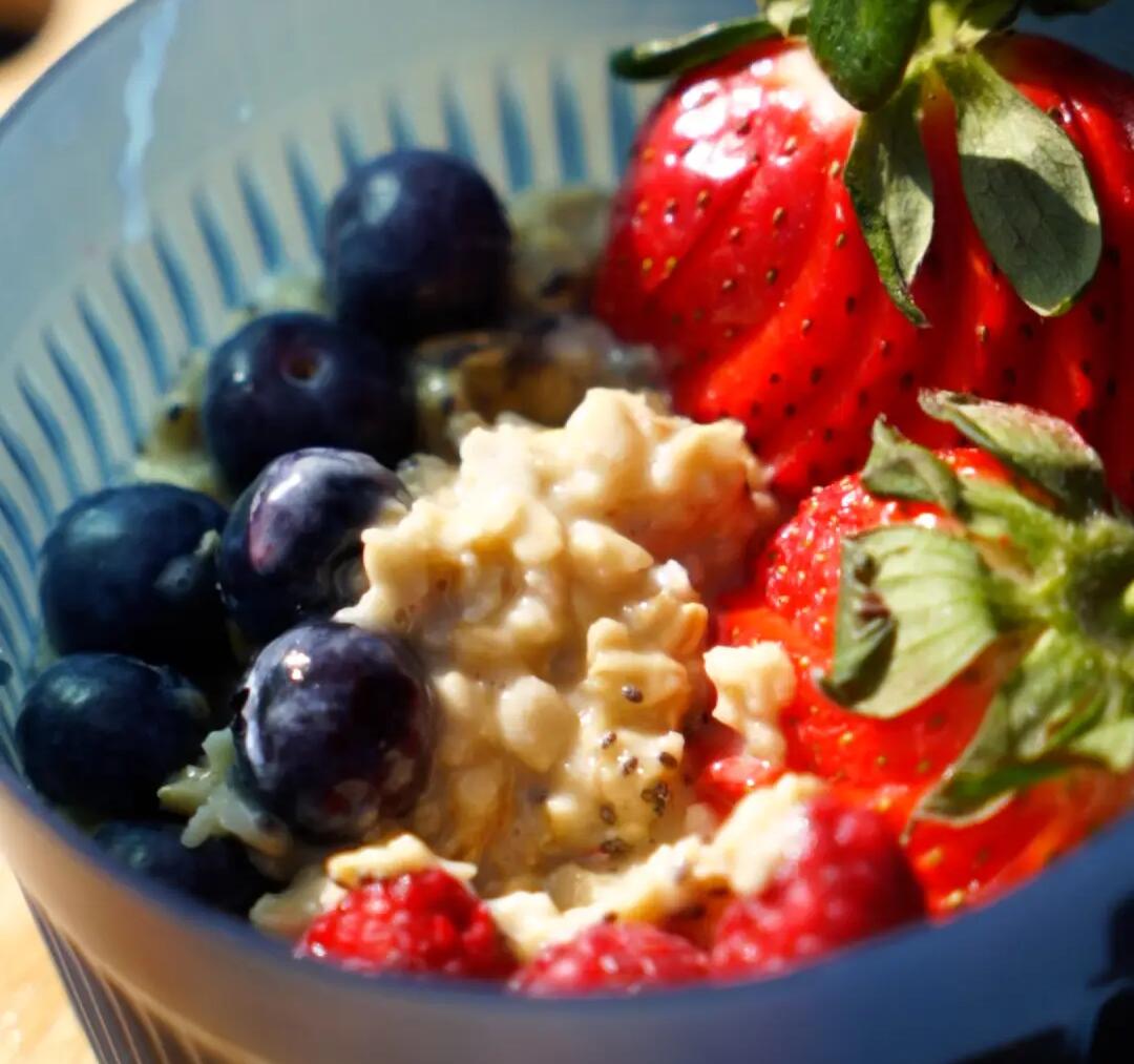 Top with fruits, chia seeds and honey