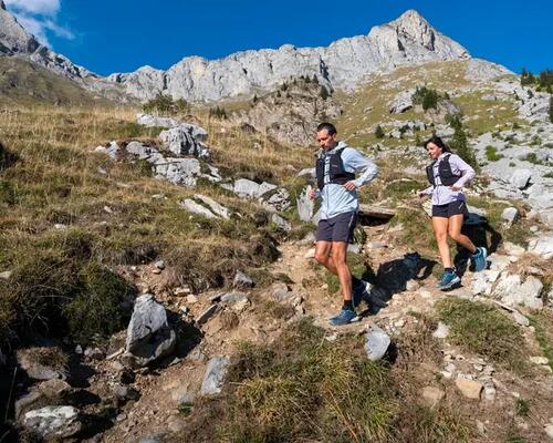Para w strojach sportowych biorąca udział w zegama aizkorri maraton