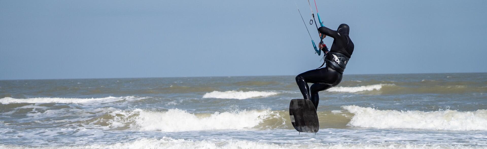 osoba na morzu na kitesurfingu