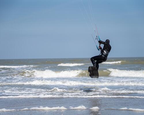 osoba na morzu na kitesurfingu