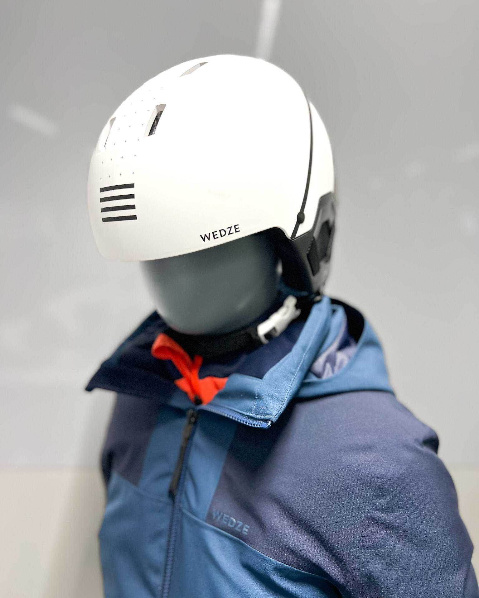capacete demasiado para a frente